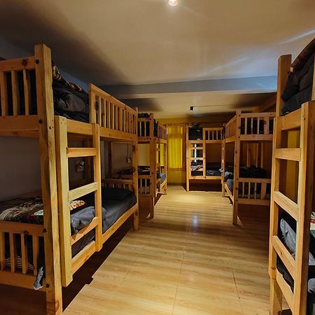 Whoopers Hostel Tosh Экстерьер фото