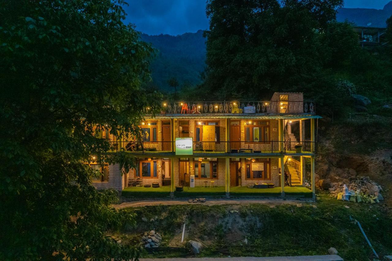 Whoopers Hostel Tosh Экстерьер фото