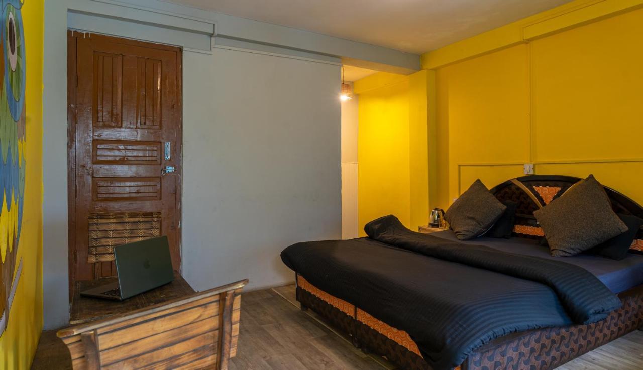 Whoopers Hostel Tosh Экстерьер фото