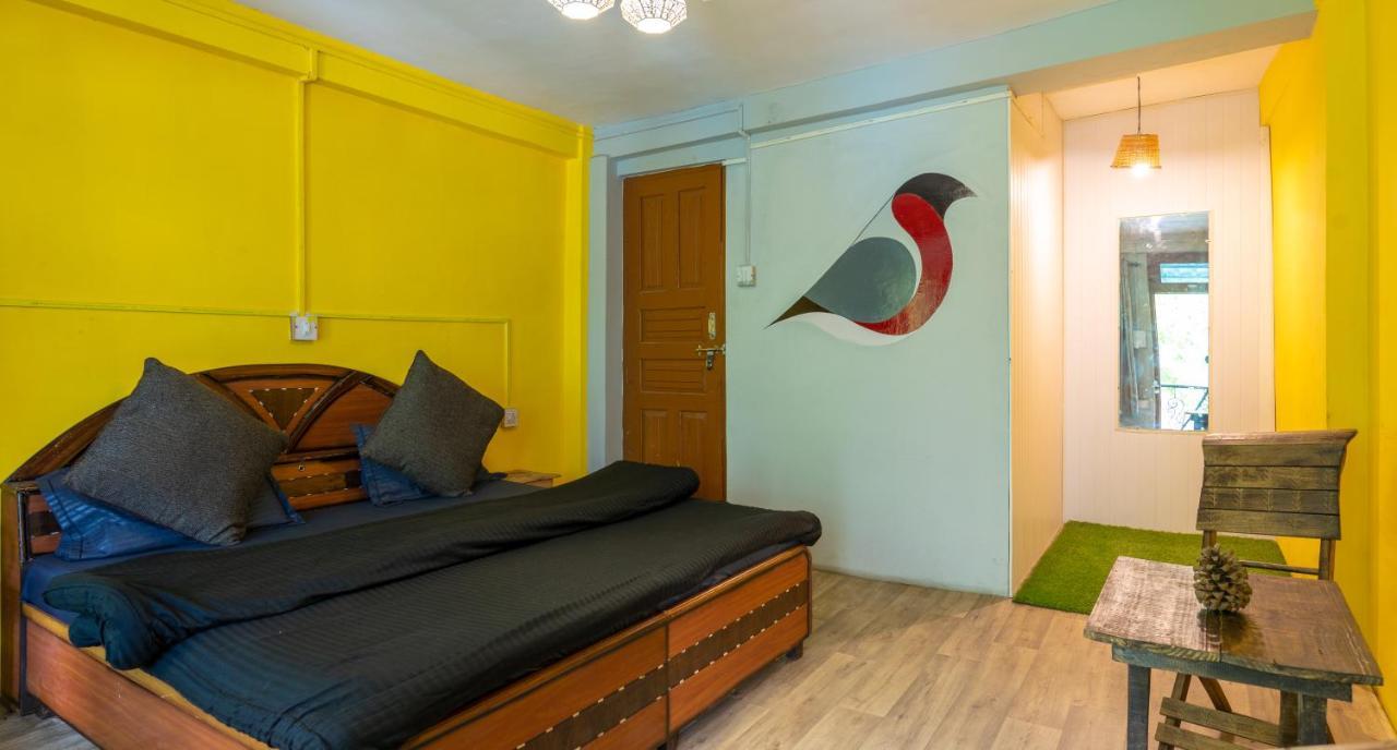 Whoopers Hostel Tosh Экстерьер фото