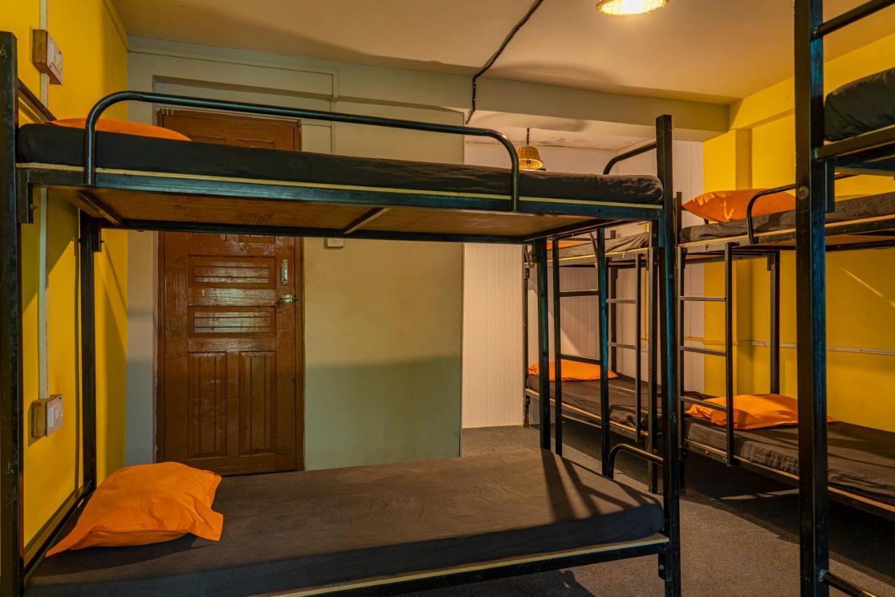 Whoopers Hostel Tosh Экстерьер фото