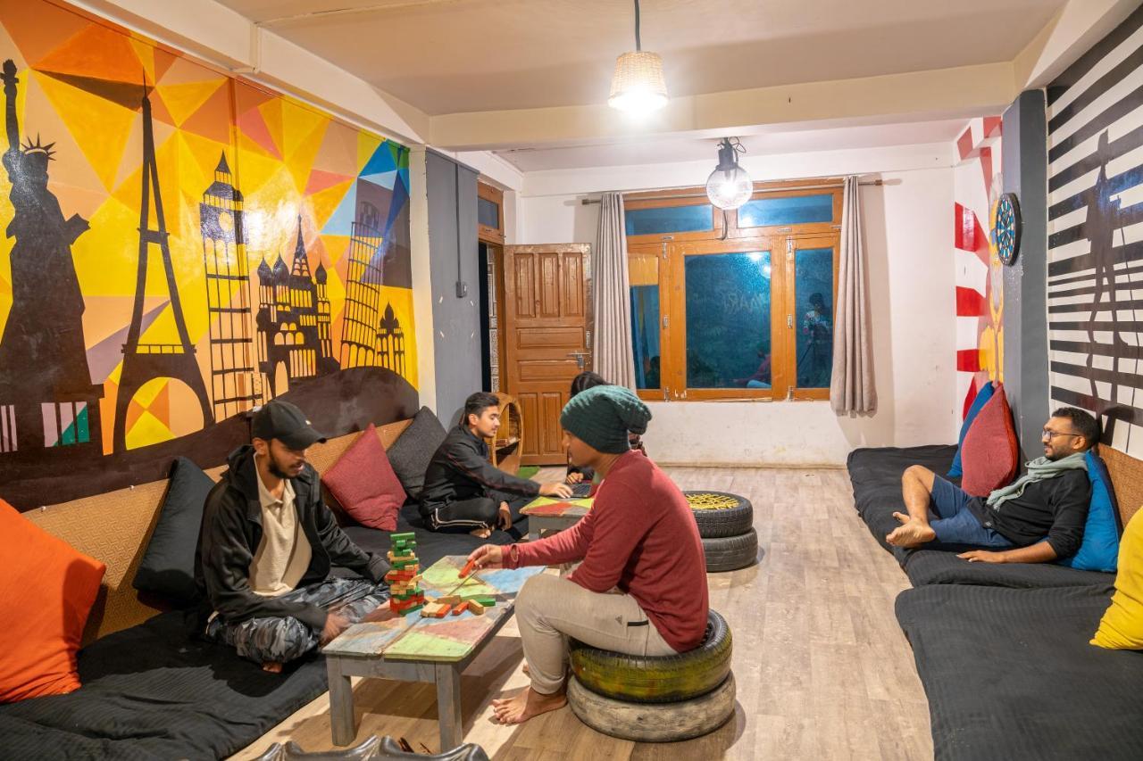 Whoopers Hostel Tosh Экстерьер фото