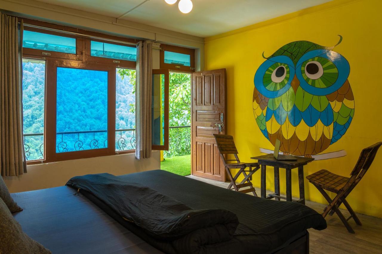 Whoopers Hostel Tosh Экстерьер фото