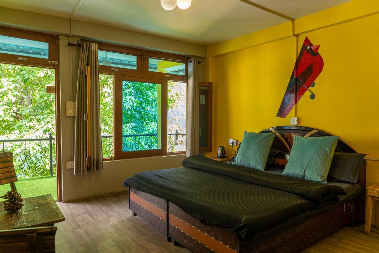 Whoopers Hostel Tosh Экстерьер фото