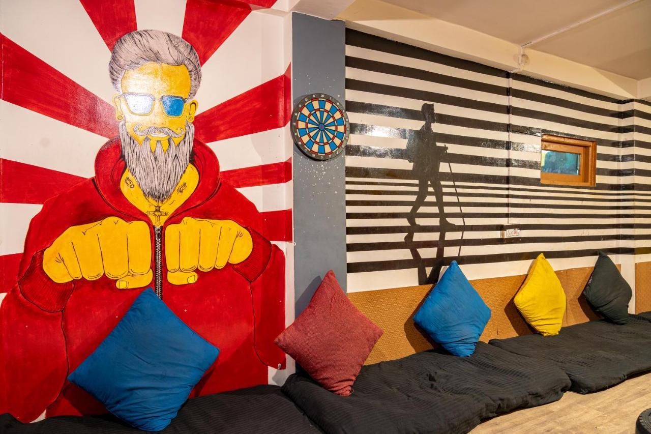 Whoopers Hostel Tosh Экстерьер фото
