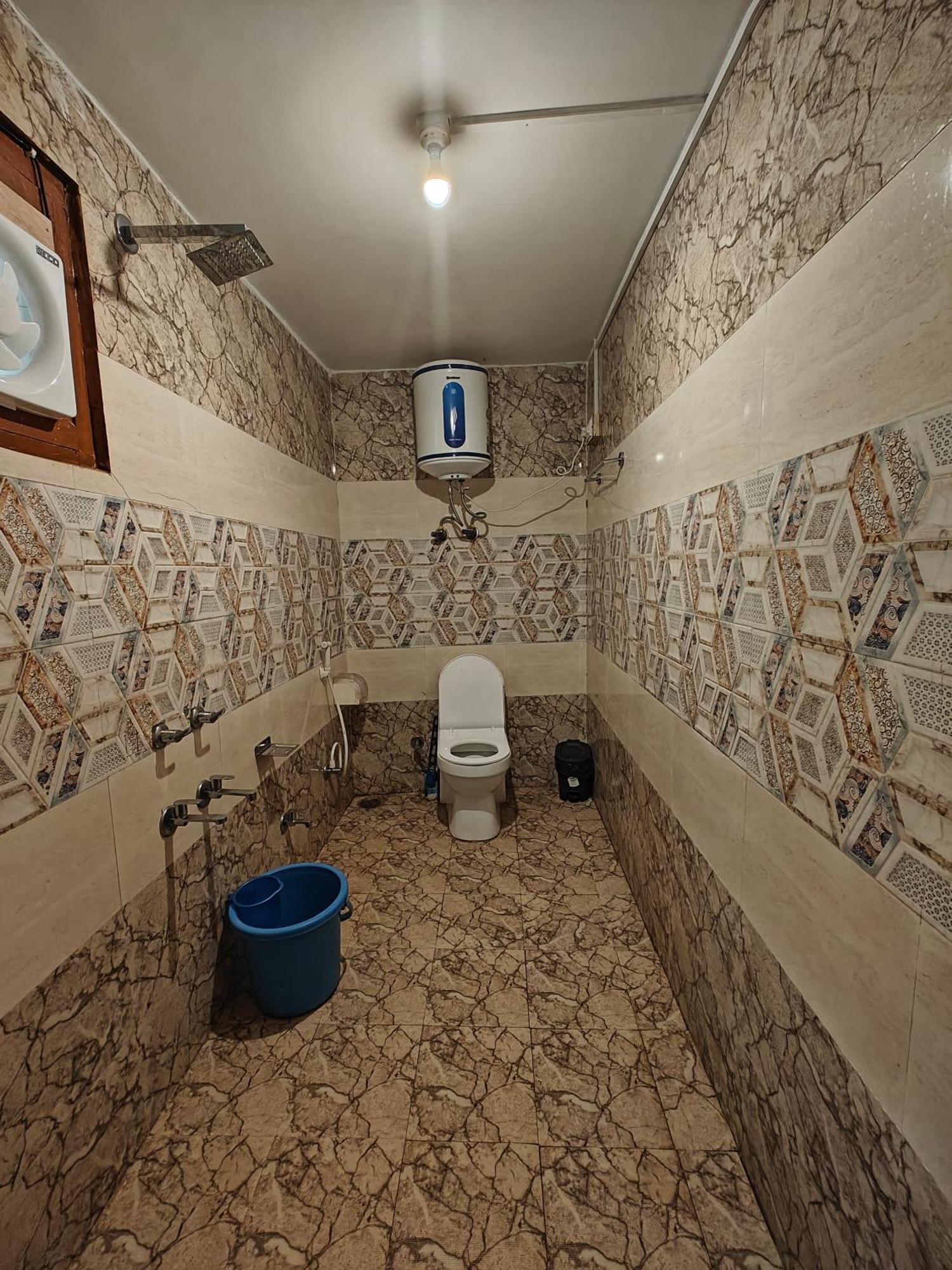 Whoopers Hostel Tosh Экстерьер фото