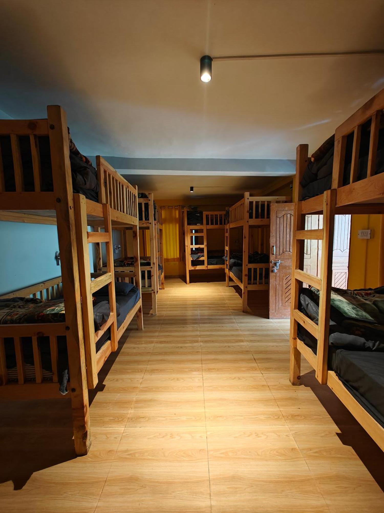 Whoopers Hostel Tosh Экстерьер фото