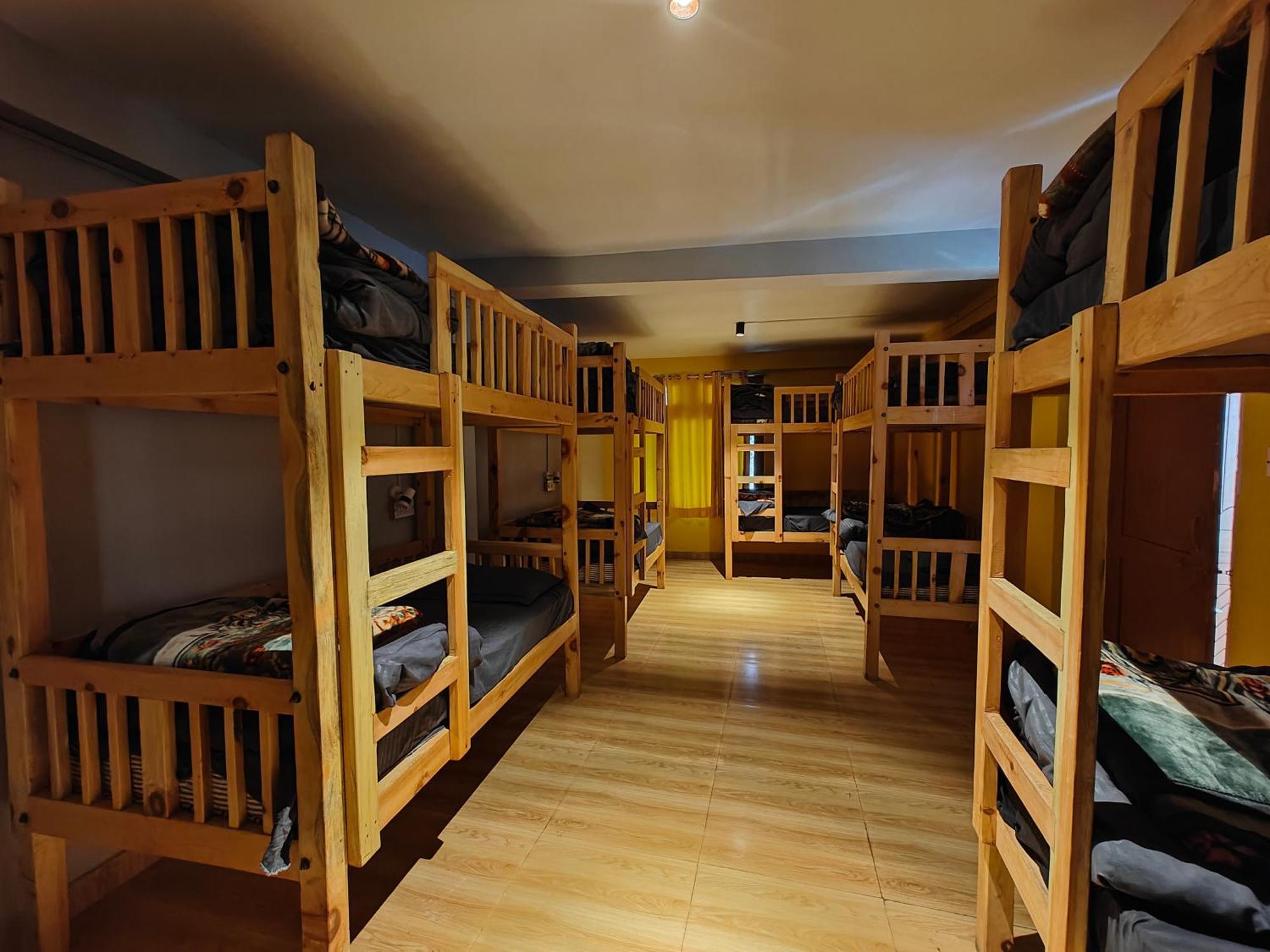 Whoopers Hostel Tosh Экстерьер фото