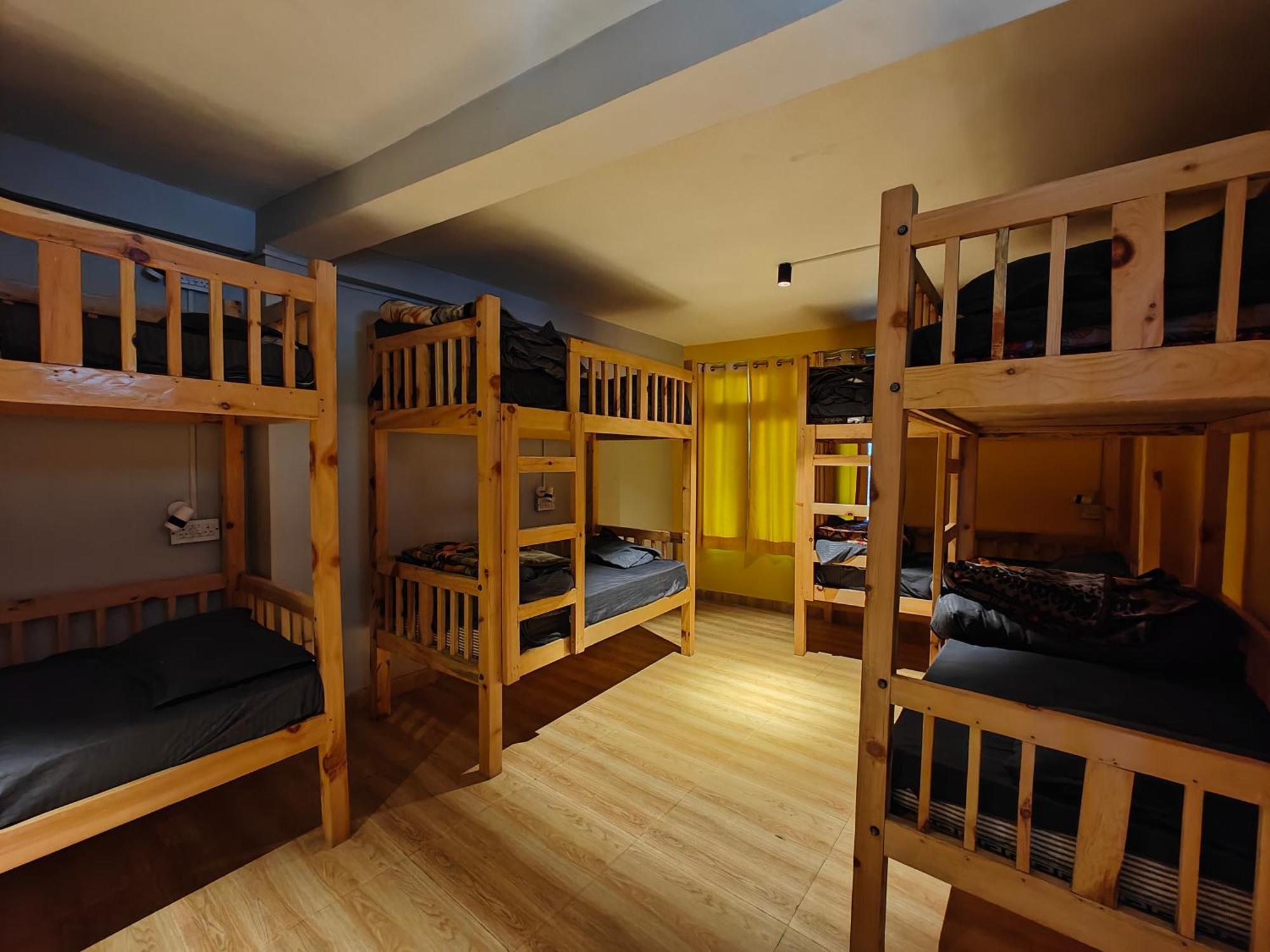 Whoopers Hostel Tosh Экстерьер фото