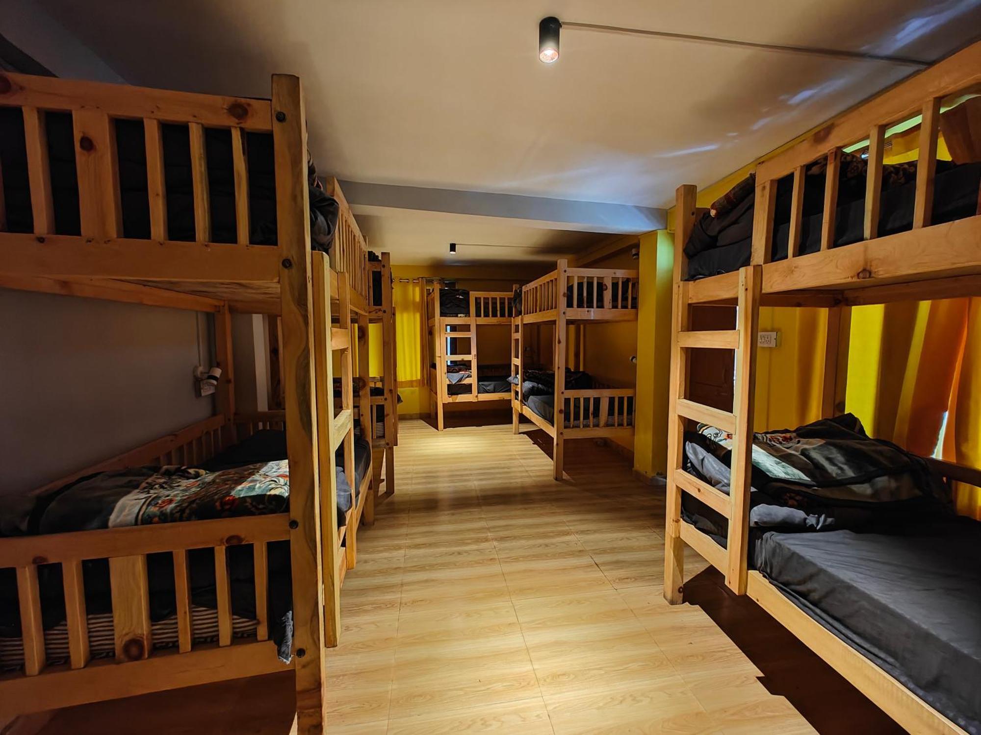 Whoopers Hostel Tosh Экстерьер фото